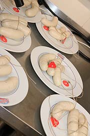 Die Prüfer bekommen Teller mit jeweils einer kalten sowie zwei warmen Würsten (©Foto: Martin Schmitz)